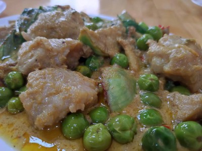 แกงดขียวหวานลูกชิ้นปลากรายผัดแห้ง