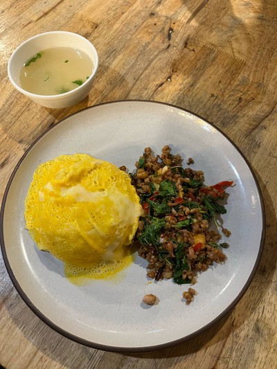 กะเพราหมูสับเต้าหู้ไข่+ไข่ข้น