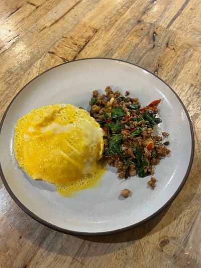 กะเพราหมูสับเต้าหู้ไข่+ไข่ข้น