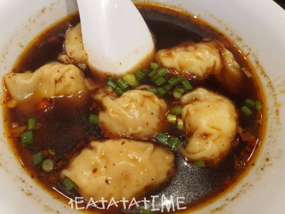 เกี๊ยวกุ้งราดซอสน้ำแดง