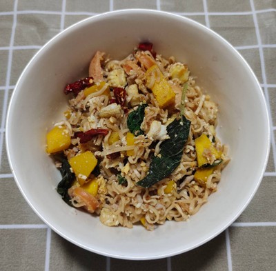 วิธีทำ มาม่าผัดขี้เมาไส้กรอกรมควัน