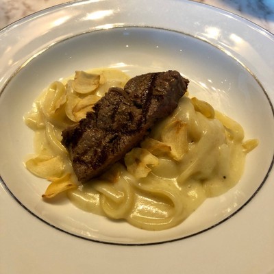 Fettuccine with garlic cream and beef