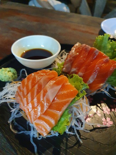 แซลมอนซาซิมิ