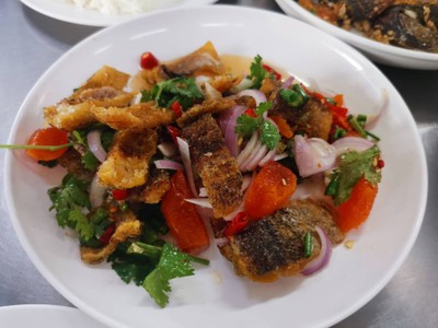 ยำปลาสลิดไข่แดงเค็ม