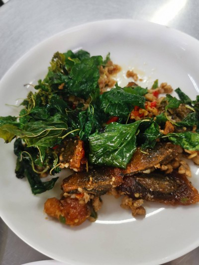 ไข่เยี่ยวม้ากระเพรากรอบ