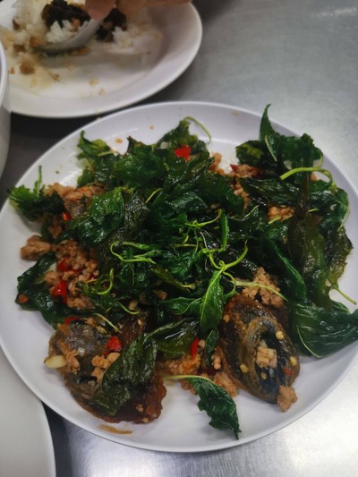 ไข่เยี่ยวม้ากระเพรากรอบ