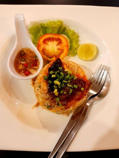 ข้าวผัดไข่แซลม่อนย่าง