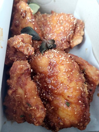 อกไก่ทอดแซ่บซี๊ดซอสซอยการ์ลิคลาบ
