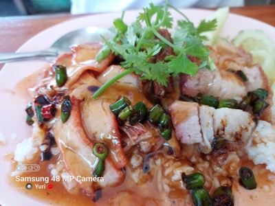 ข้าวหมูกรอบ+หมูแดง