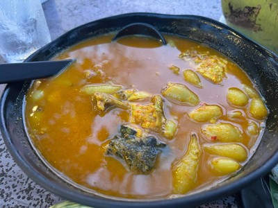 แกงส้มปลากระพง มันขี้หนู