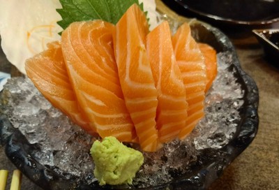แซลมอนซาชิมิ