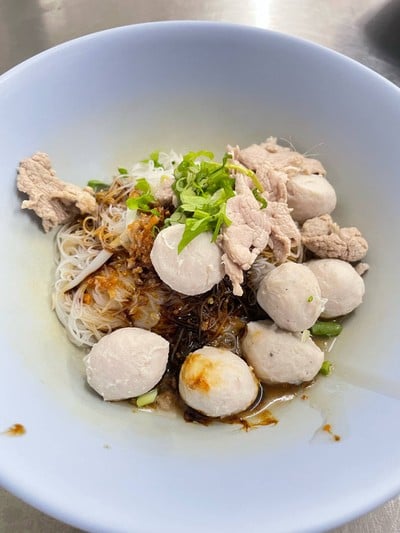 เส้นหมี่แห้งลูกชิ้นหมู+หมูสด