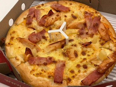 พิซซ่าแฮมและไส้กรอก