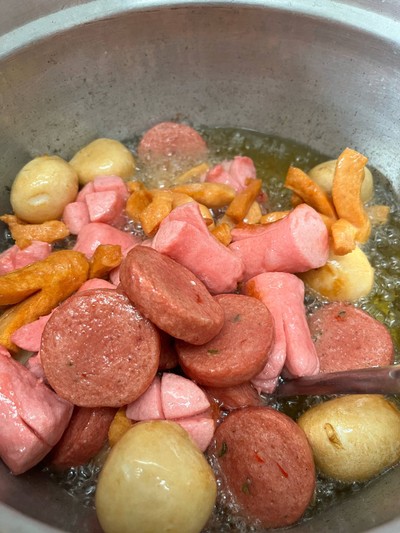 ลูกชิ้นทอดขายเป็นชุดๆอร่อยๆ