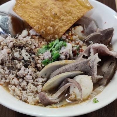 เส้นเล็กต้มยำ