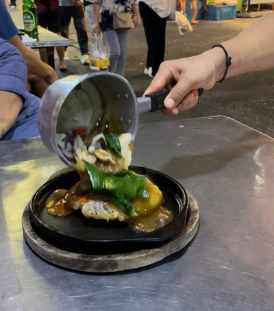 ราดหน้าเส้นกรอบ