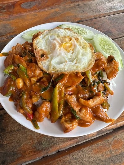 ผัดพริกแกงหมูราดข้าว