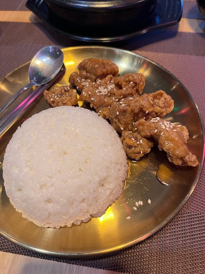 ข้าวไก่ทอดซอสกระเทียม