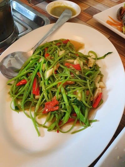 ผัดผักบุ้งมรกต