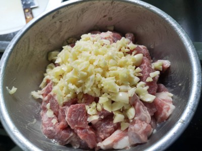 วิธีทำ หมูสันคอคั่วกระเทียม