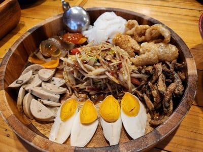 เมนูของร้าน ไก่เสวย ก๋วยเตี๋ยวไก่ ข้าวมันไก่ ซุปเปอร์ไก่ ร้อยเอ็ด