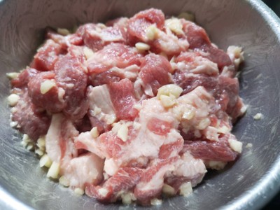 วิธีทำ หมูสันคอคั่วกระเทียม
