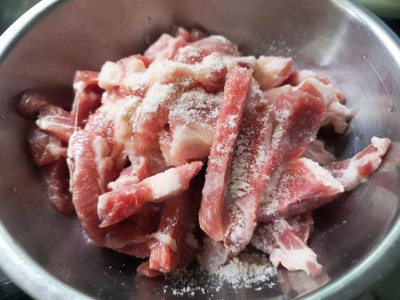 วิธีทำ หมูสันคอคั่วกระเทียม