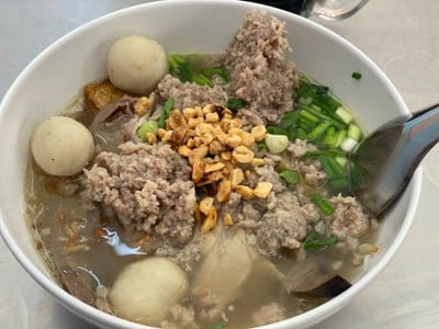 รุ่งเรือง (ตั๋ง) ก๋วยเตี๋ยวหมู สุขุมวิท26 เจ้าเก่า สุขุมวิท 26