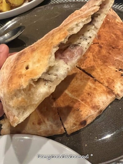 Pizza Chef (stuffed with Parma ham, black truffle, mascarpone)