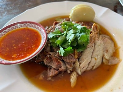 ขาหมูกับไข่พะโล้