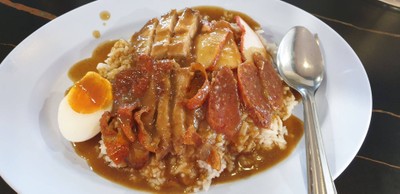 ข้าวหน้าเป็ดย่างหมูแดงหมูกรอบกุนเชียงไข่