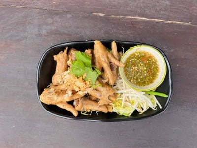 ตีนไก่จิ้มแซ่บ