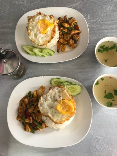 ผัดพริกไก่ไข่ดาว