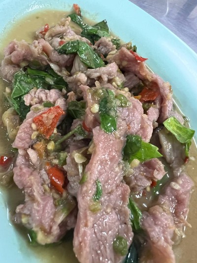 เนื้อน่องลายผัดกระเพรา