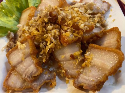 สามชั้นทอดน้ำปลา