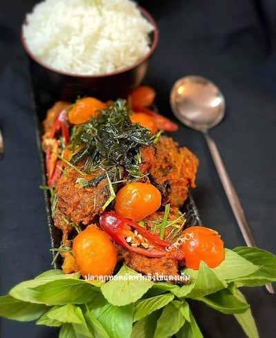 ปลาดุกทอดผัดพริกขิงไข่แดงเค็ม ปลาดุกทอดผัดพริกขิงไข่แดงเค็ม