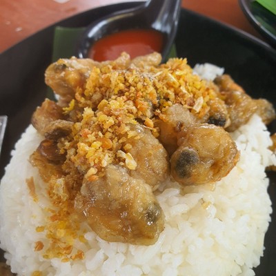 หอยเชลล์กระเทียมราดข้าว80.-