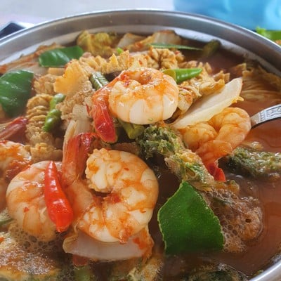 แกงส้มไข่ปลาอินทรีย์ชะอมไข่ กุ้ง มะพร้าวอ่อน160.-