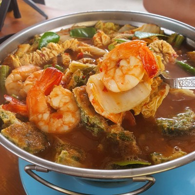 แกงส้มไข่ปลาอินทรีย์ชะอมไข่ กุ้ง มะพร้าวอ่อน160.-