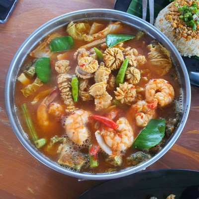 แกงส้มไข่ปลาอินทรีย์ชะอมไข่ กุ้ง มะพร้าวอ่อน160.-
