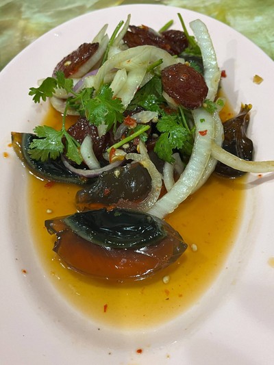 ยำไข่เยี่ยวม้า+กุนเชียง