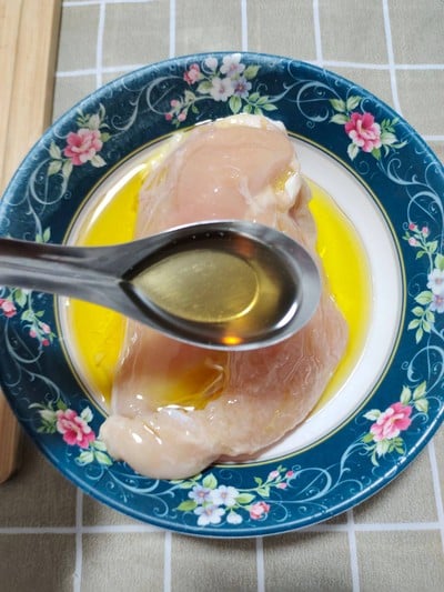 วิธีทำ ไก่ย่างหมักน้ำมันมะกอก + น้ำจิ้มแจ่ว
