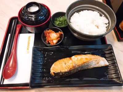 ข้าวปลาแซลมอนย่าง