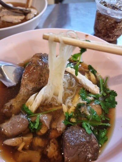 เมนูของร้าน ก๋วยเตี๋ยวไก่ราชวัตร สาขา ตรงข้าม ธ.กรุงเทพ สาขา1