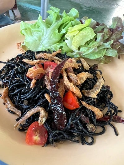 เส้นดำผัดปลาเค็มน้ำมันมะกอก