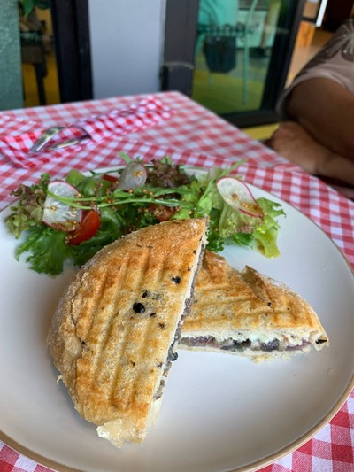 Vegan caramelized onion&mushroom panini