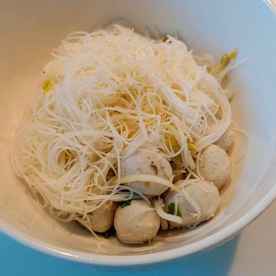 เส้นหมี่ลูกชิ้นน้ำใส