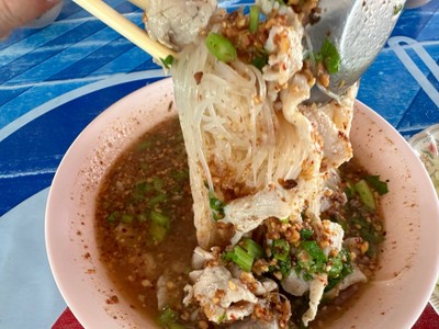 เส้นเล็กหมูต้มยำ