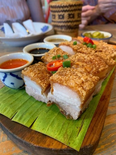 หมูกรอบสามเกลอ