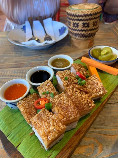 หมูกรอบสามเกลอ
